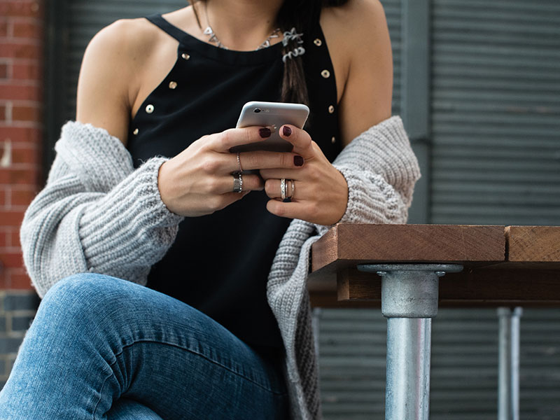 Conversation starters for online dating, providing tips to initiate engaging conversations on Zoosk.