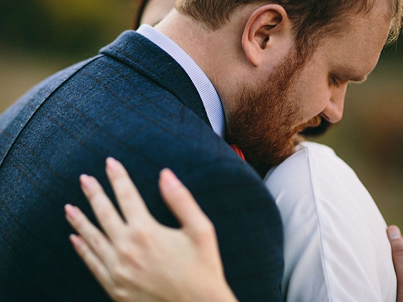 A man who took this breakup advice hugging his ex girlfriend after breaking up with her in a respectful way.