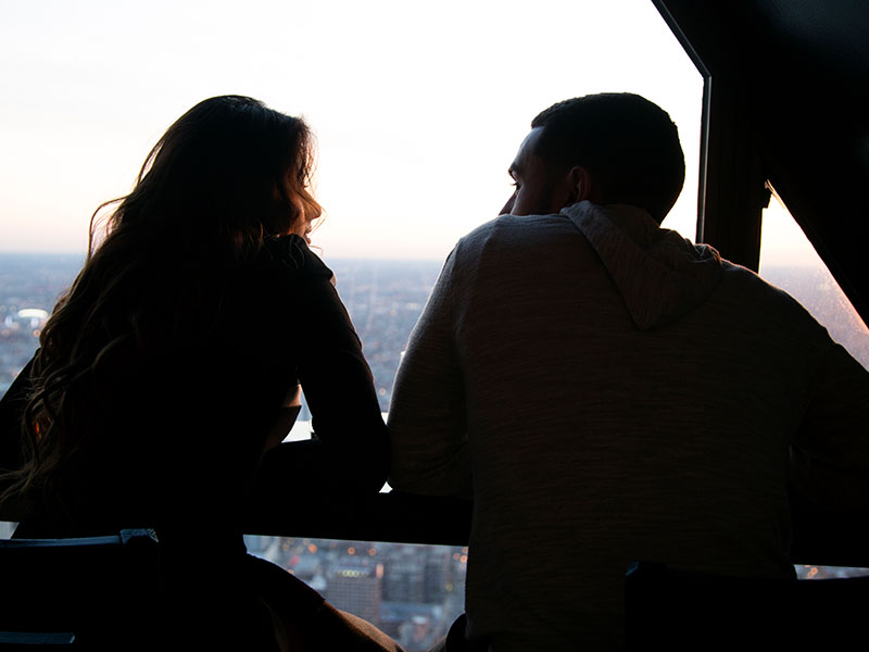 A divorced man telling his date that he was married before over drinks.