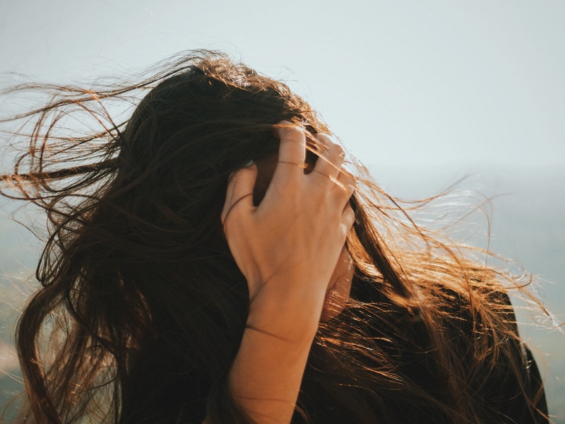 a women standing in the wind thinking what is a toxic relationship