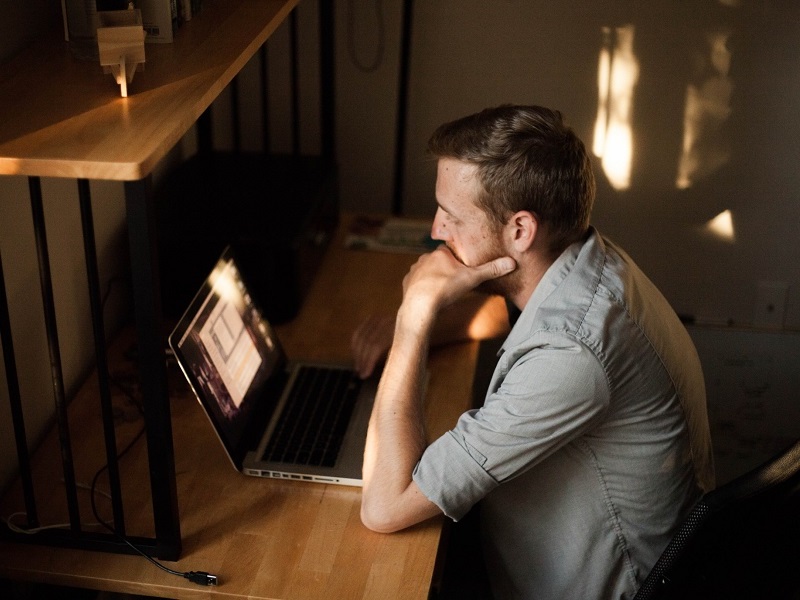 man-wonderinghow to spot fake dating profiles