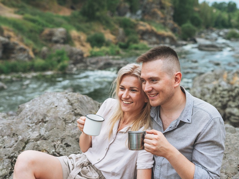 couple enjoying the beach thinking what does a happy relationship look like