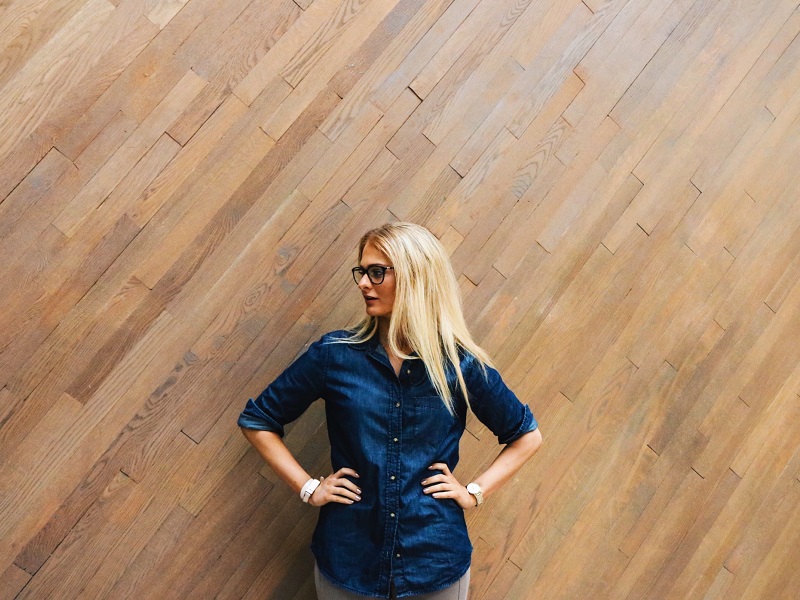 woman-in-a-power-stance-explaining-what-its-like-to-be-dating-an-independent-woman