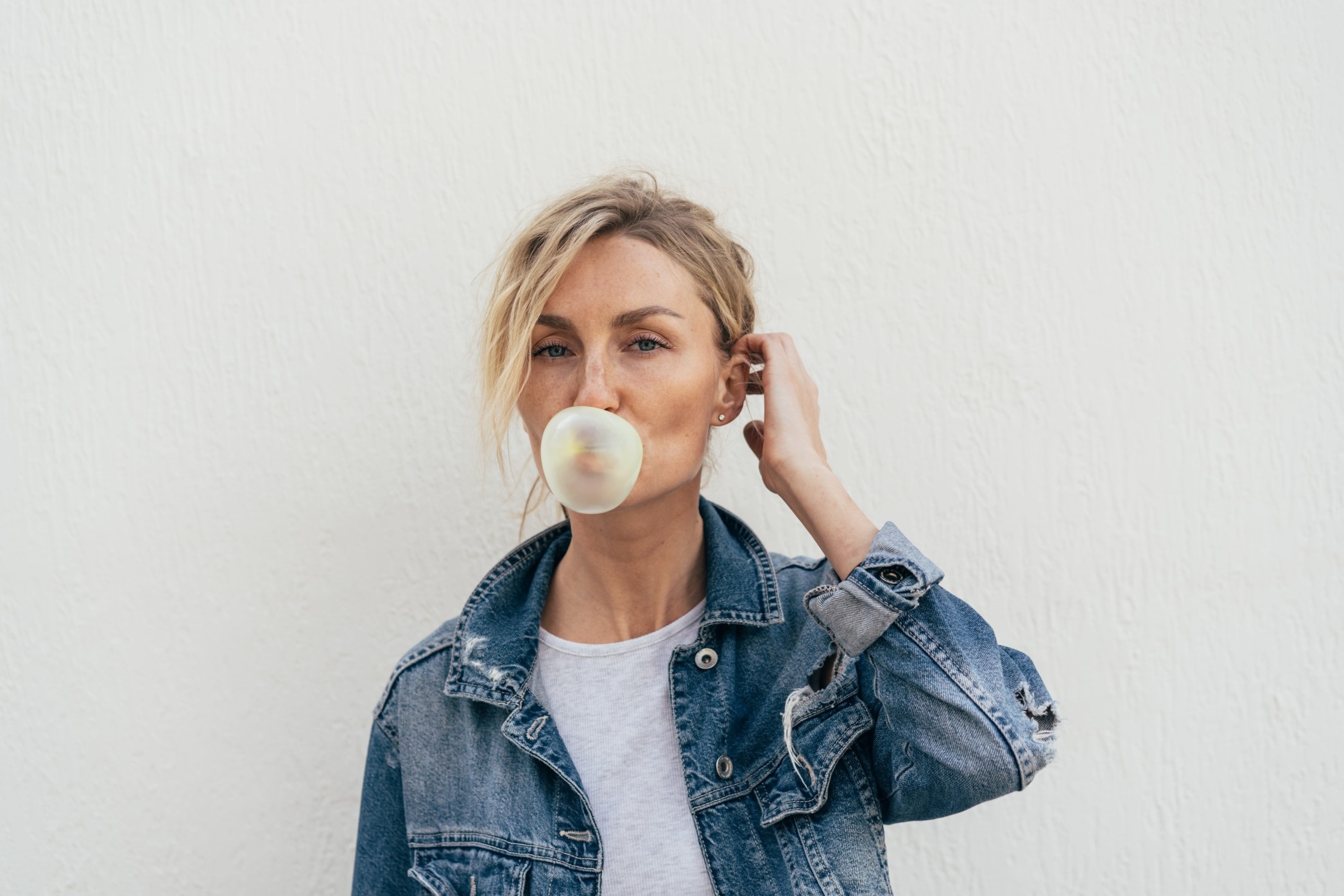 attractive single woman blowing bubble and seeking men